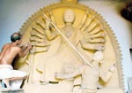 অষ্টাদশভুজা। খেতুয়ার সোনাপোতা গ্রামে দেব বাড়িতে তৈরি হচ্ছে ১৮ হাতের দুর্গা। ছবি: সৌমেশ্বর মণ্ডল।