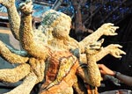 (বাঁদিকে)রকমারি মশলা দিয়ে তৈরি হচ্ছে দুর্গা। চুঁচুড়ায় ছবিটি তুলেছেন রূপম রায়। (ডানদিকে)কলকাতার এক মণ্ডপ গড়ে তোলা হবে প্রাচীন বাদ্যযন্ত্র একতারা দিয়ে। নদিয়ার দত্তপুলিয়ার কুশবেড়িয়ায় চলছে তারএ কাজ। ছবি: সুদীপ ভট্টাচার্য