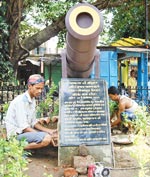 বর্ধমান শহরের সর্বমঙ্গলা মন্দিরের সামনে থাকা প্রাচীন এই কামানটিতে তোপ দাগা হত অষ্টমী ও নবমীর সন্ধিক্ষণে। ১৫ বছর আগে একটি দুর্ঘটনার পরে বন্ধ হয়ে যায় ওই প্রথা। শূন্য কামানতলায় বর্ধমান পুরসভার উদ্যোগে বসানো হয়েছে ফাইবার গ্লাস রেপ্লিকা। ছবি: উদিত সিংহ