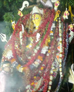 চালতা বাগানের দুর্গা প্রতিমা বিসর্জনের পথে। ছবি: শেলী মিত্র।