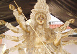 গোবরডাঙার কুণ্ডুপুকুরে পাট ও পাটকাঠি দিয়ে তৈরি দেবী মূর্তি। ছবি: বিষ্ণু সরকার।