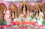 কোচবিহার এস এন রোডের দুর্গাবাড়ি সর্বজনীন দুর্গোৎসব কমিটির পুজো। ছবি: দেবল নন্দী
